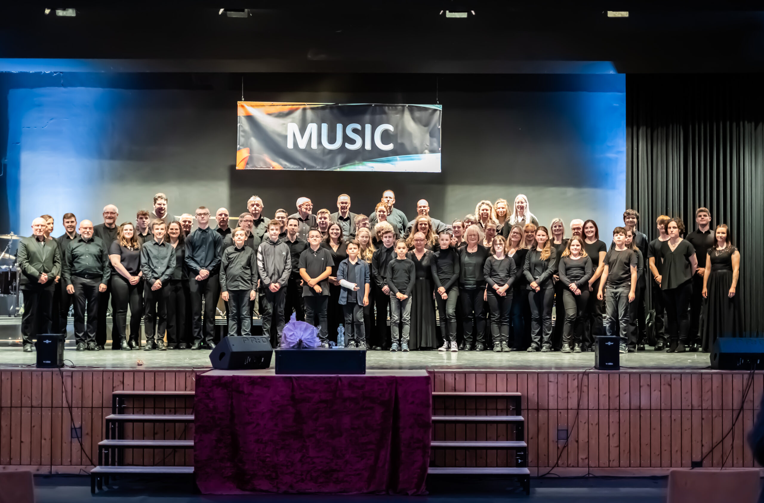 Gruppenbild aller teilnehmenden des Konzerts der Blaskapelle Ettringen 2023